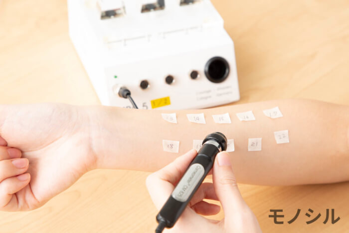 さまざまなアルブチン化粧品を腕に塗って保湿力の高さを検証している様子