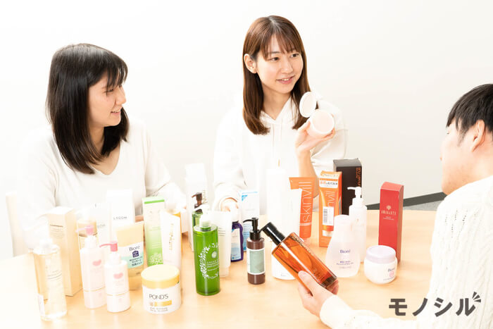 クレンジングミルクを比較・調査している様子