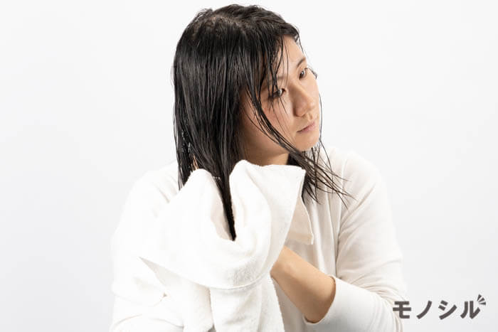 夜寝る前に髪を洗っている女性
