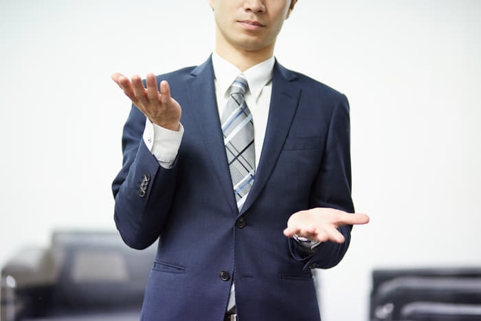 カタコトの英語で異性に話しかけている男性