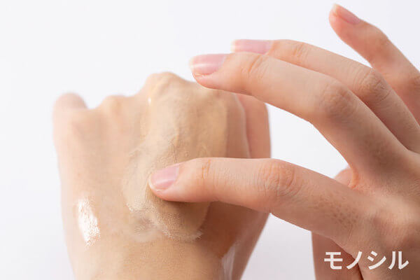 手に塗ったファンデーションを落としている様子